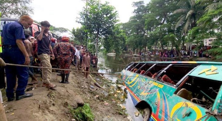 লক্ষ্মীপুরে যাত্রীবাহী বাস খালে পড়ে নিহত ৫